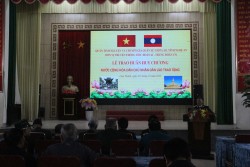 Trao Huân Huy chương của Lào cho CCB Quân tình nguyện Việt Lào