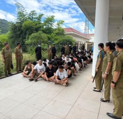 Lào bàn giao 78 nghi phạm người Trung Quốc liên quan đường dây lừa đảo và nhập cảnh trái phép