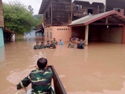 Tỉnh Khammouane: Quân đội hỗ trợ người dân khắc phục hậu quả lũ lụt tại huyện Nakai