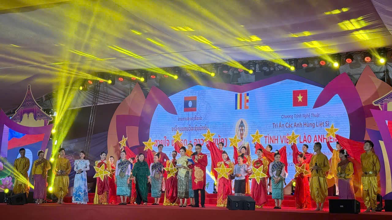 Đoàn nghệ thuật thuộc Trung tâm Nghệ thuật truyền thống Nghệ An  biểu diễn tại Lào
