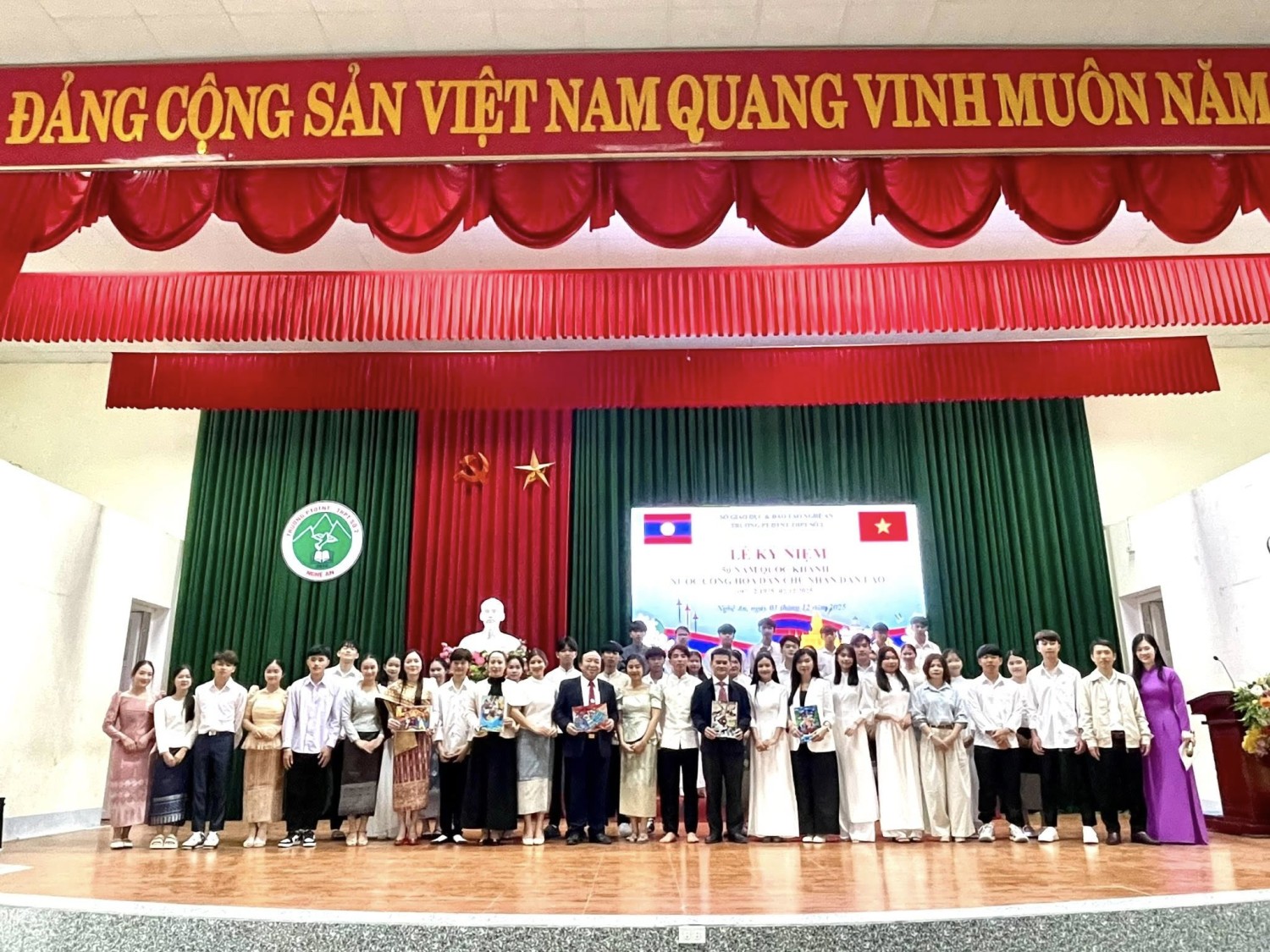 Trường Phổ thông Dân tộc Nội trú Số II Nghệ An kỉ niệm 50 năm Quốc khánh Lào