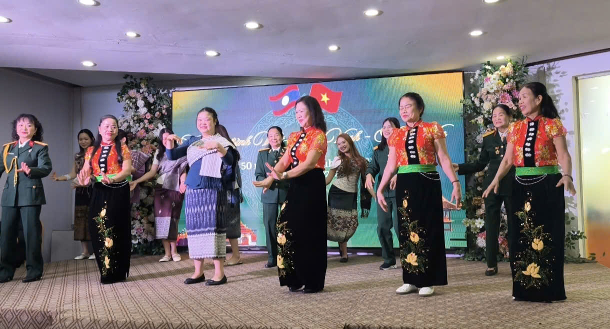 Nhóm gia đình Việt- Lào tỉnh Nghệ An gặp mặt chào mừng 50 năm Quốc khánh Lào