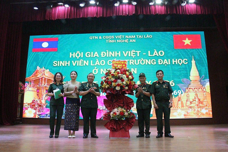 Rộn ràng đón Tết Bounpimay của gia đình Việt – Lào ở Nghệ An