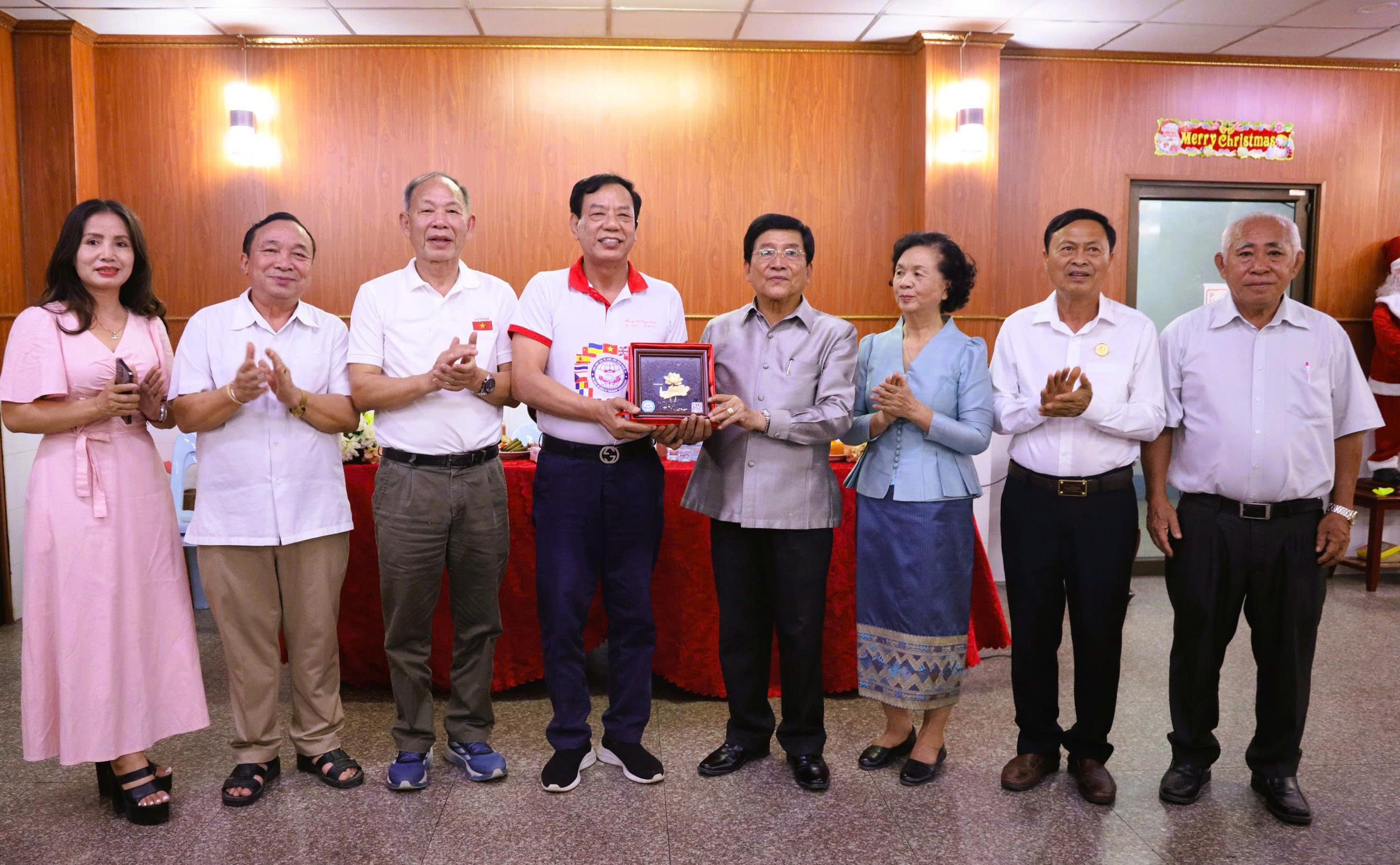 Sang Lào gặp lại những kí ức mến thương