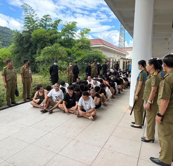 Lào bàn giao 78 nghi phạm người Trung Quốc liên quan đường dây lừa đảo và nhập cảnh trái phép
