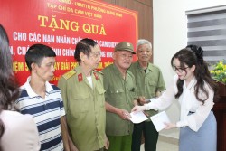 Tạp chí Da cam Việt Nam trao 20 suất quà cho Nạn nhân chất độc da cam