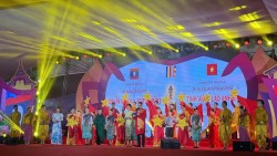 Đoàn nghệ thuật thuộc Trung tâm Nghệ thuật truyền thống Nghệ An  biểu diễn tại Lào