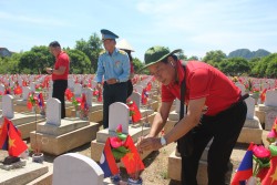 Lắng đọng cảm xúc trong hành trình tri ân tại Nghĩa trang Liệt sĩ Quốc tế Việt – Lào