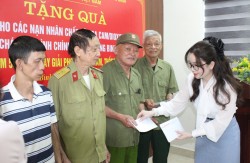Người phụ nữ dấu mình trong hoạt động từ thiện