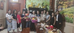 Những người con sinh viên Lào chúc Tết Độc lập bố mẹ nuôi Việt Nam
