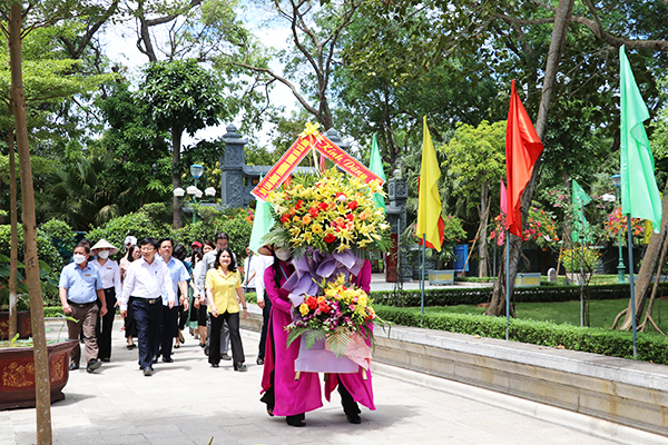 Tổng Bí thư, Chủ tịch nước CHDCND Lào dâng hoa, dâng hương tại Khu di tích Kim Liên