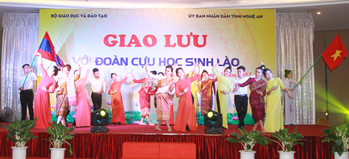 Giao lưu, gặp mặt cựu học sinh Lào sang thăm trường cũ tại Nghệ An