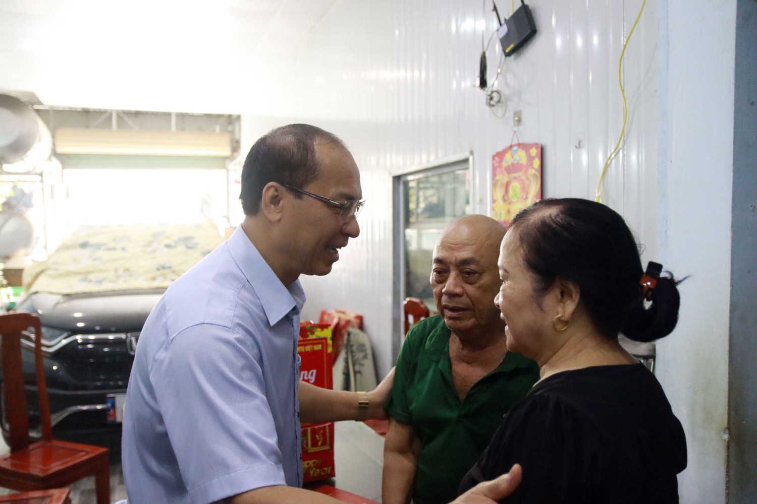 Huyện Kỳ Sơn thăm hỏi tặng quà người có công với cách mạng trên địa bàn