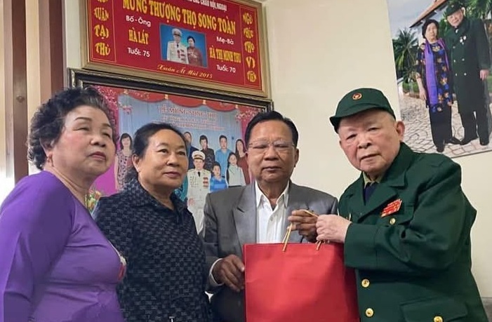 NGƯỜI ĐỒNG ĐỘI CỦA BỘ TRƯỞNG QUỐC PHÒNG LÀO