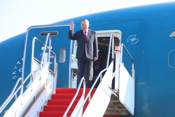 Đồng chí Tô Lâm -Tổng Bí thư Đảng Cộng sản Việt Nam đã đến Vientiane