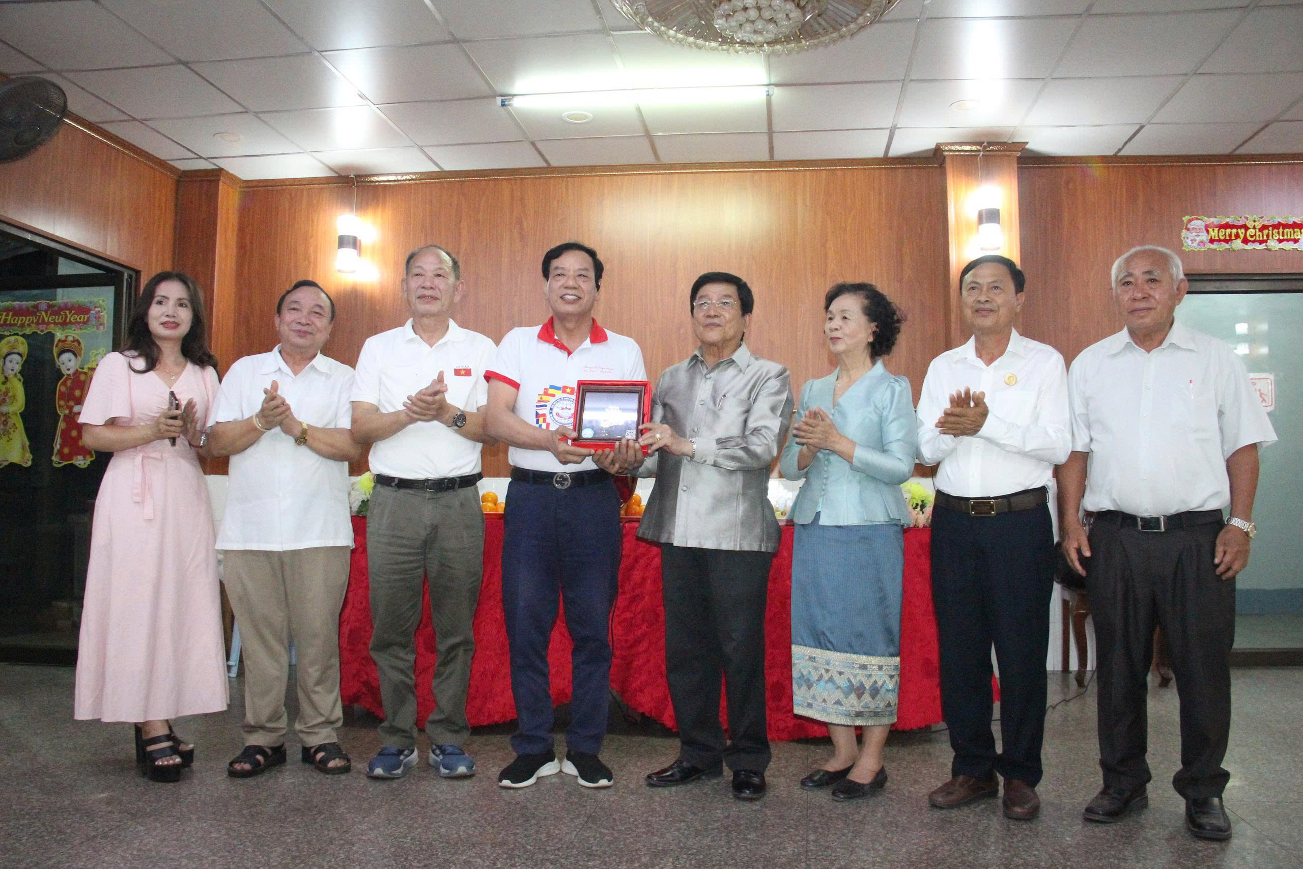 Liên hiệp Các tổ chức hữu nghị tỉnh Nghệ An thăm làm việc với Việt kiều tại thủ đô Vientiane