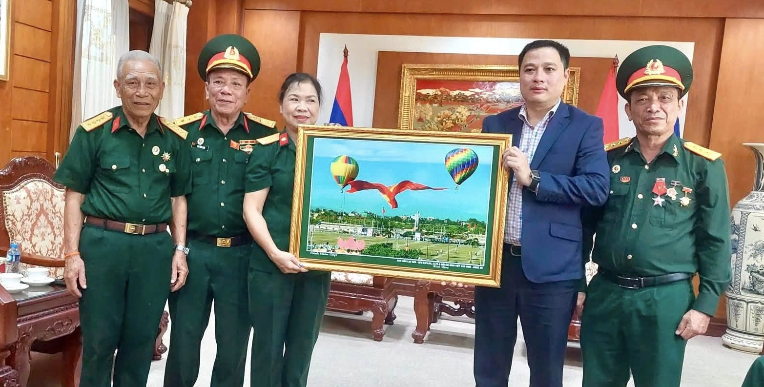 Chuyến trở về nguồn thắm tình hữu nghị Việt Lào trên đất Lào của Hội cha mẹ Việt Lào