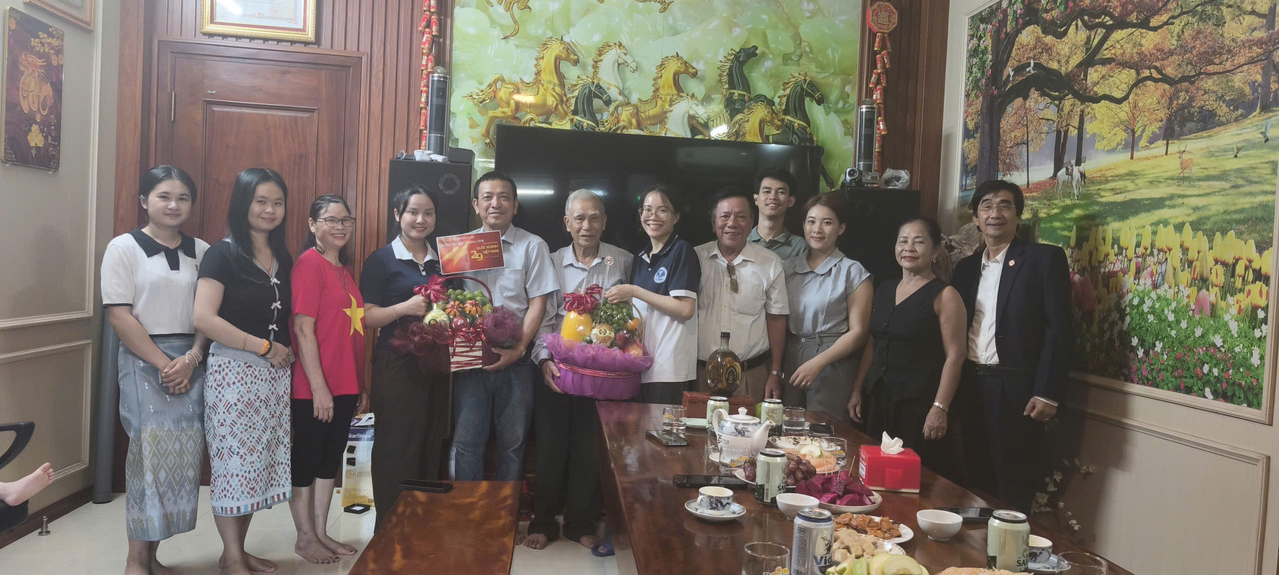 Những người con sinh viên Lào chúc Tết Độc lập bố mẹ nuôi Việt Nam